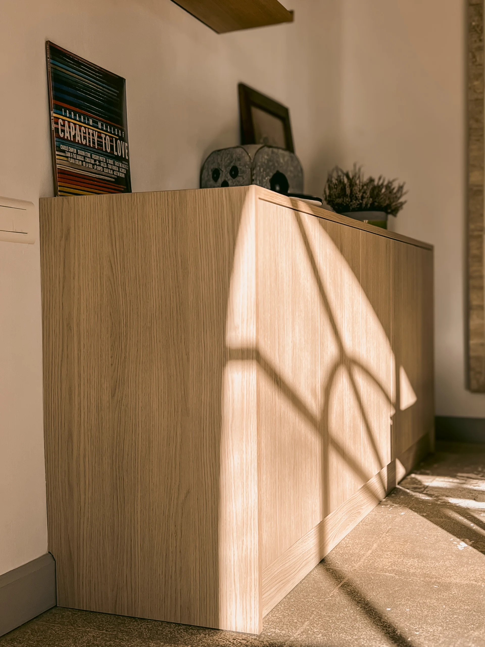 un vaisselier moderne en bois