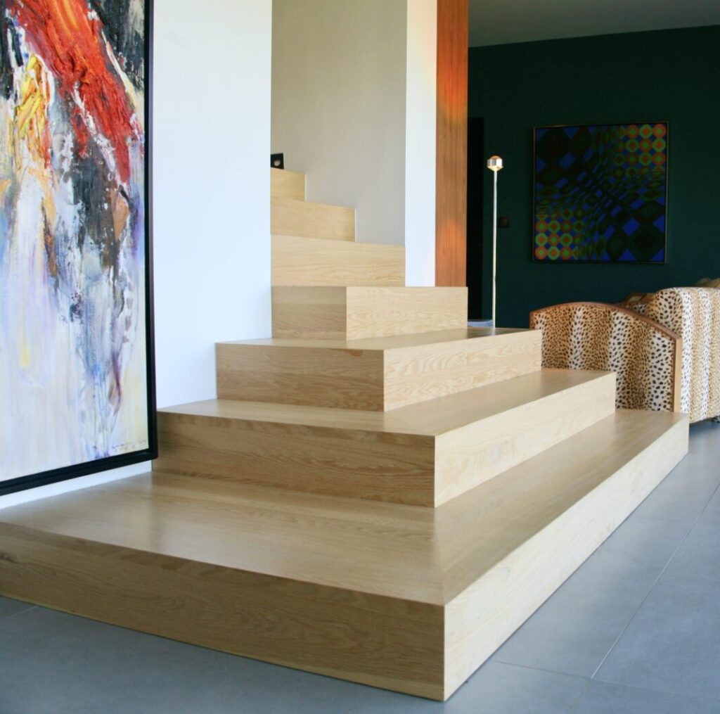 Menuiserie sur-mesure, escalier en bois

